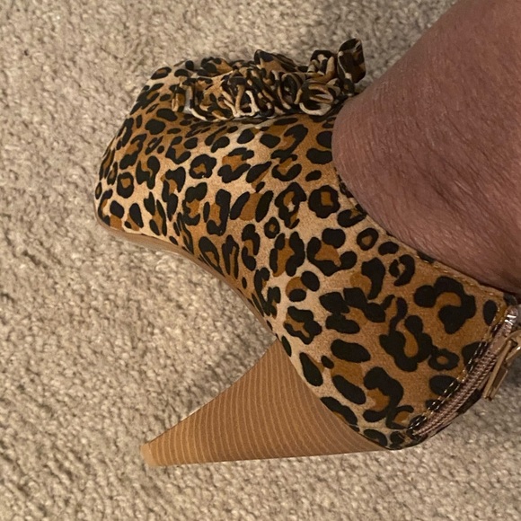 COPY - Leopard ruffle heels - Picture 3 of 15